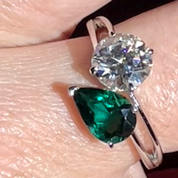 Toi et Moi Ring. - 1.61ct Emerald & 2ct Moissanite - Picture 3 of 7